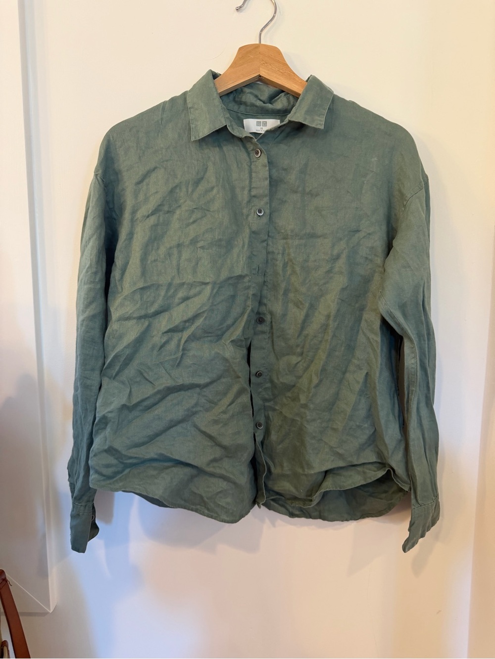 Uniqlo Linen Button-Down Shirt in Sage Green